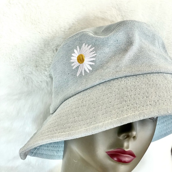 New with tags BUCKET HAT  light blue denim with a DAISY (white with yellow) - Picture 3 of 5